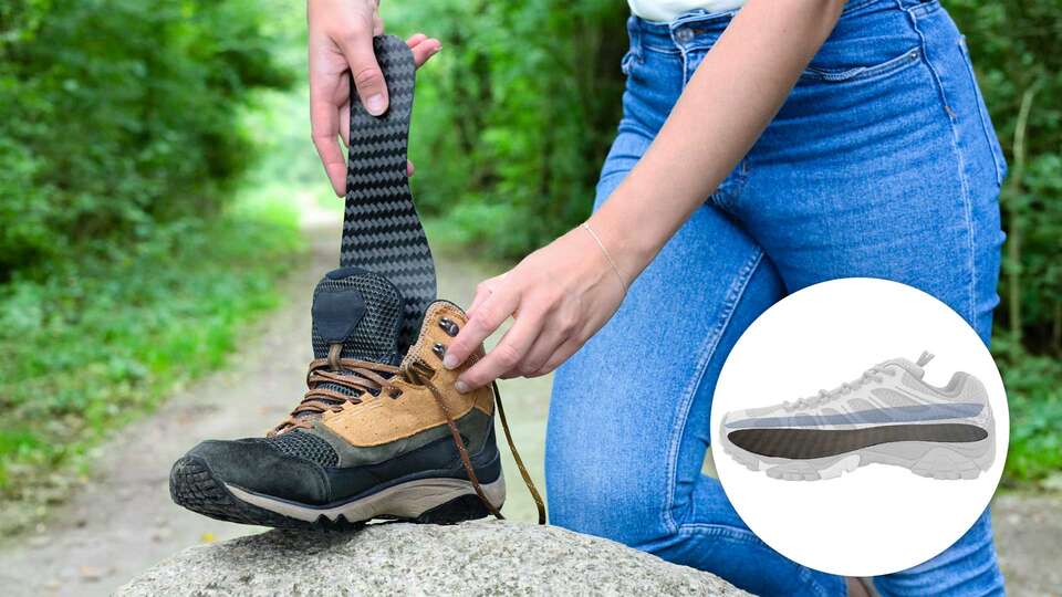 Rajattu kuva, jossa henkilö asettaa Camp Scandinavian Carbon Footplate -hiilikuitupohjallisen kenkään. Kuvaan lisätty havainnekuva osoittaa, että hiilikuitupohjallinen tulee sijoittaa kengän sisäpohjallisen alle.