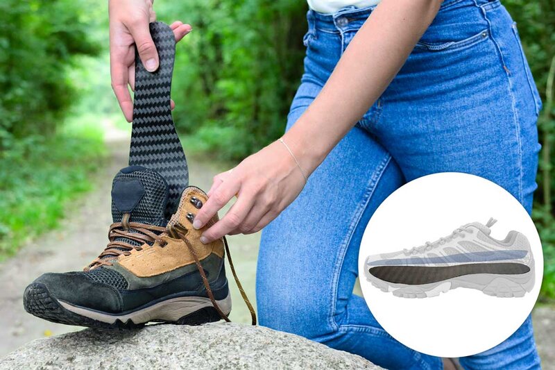 Rajattu kuva, jossa henkilö asettaa Camp Scandinavian Carbon Footplate -hiilikuitupohjallisen kenkään. Kuvaan lisätty havainnekuva osoittaa, että hiilikuitupohjallinen tulee sijoittaa kengän sisäpohjallisen alle.